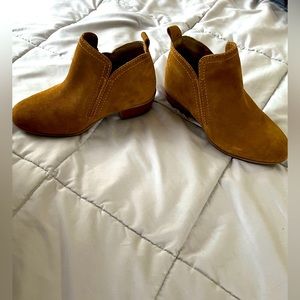 Diba brown short ankle boot. Size 9. Never worn
